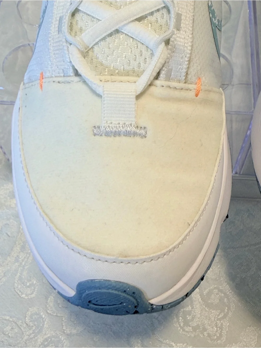 Nike sneakers pale